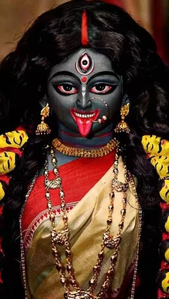 অর্থাৎ - একে বারে প্রথম থেকেই শহর কলকাতার সঙ্গে মা কালী, কালীর সাধন ভজনের ধারণা জড়িয়ে গিয়েছে ওতপ্রোত ভাবে। 