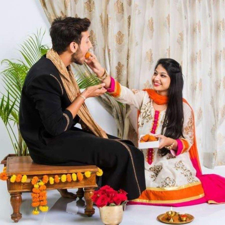 আর মাত্র কয়েকটা দিনের অপেক্ষা। তার পরেই তিথি অনুসারে, ভাই কিংবা দাদার কপালে, কিংবা ভ্রাতৃস্থানীয় কাউকে ফোঁটা দিয়ে যমের দুয়ারে কাঁটা দেবেন বোন ও দিদিরা। কিন্তু, সেই প্রিয় ভাই বা দাদা যদি থাকেন দূরে কোথাও? তা হলে ভাইফোঁটায় কী শুভেচ্ছা বার্তা পাঠাবেন তাঁকে? রইল তারই কিছু উদাহরণ। 