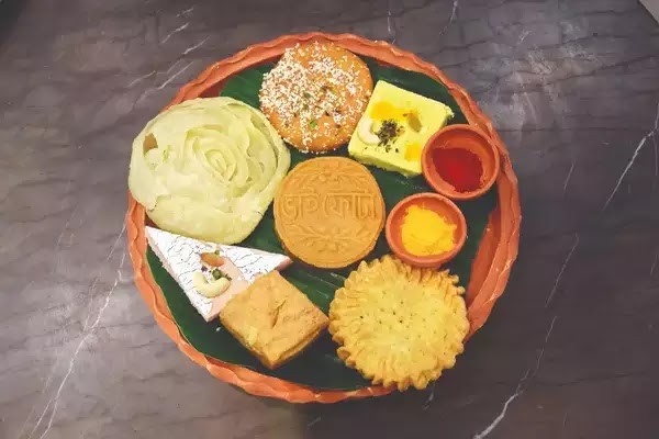 আজকের দিনে আমার তরফ থেকে তোকে জানাই অনেক অনেক ভালবাসা।