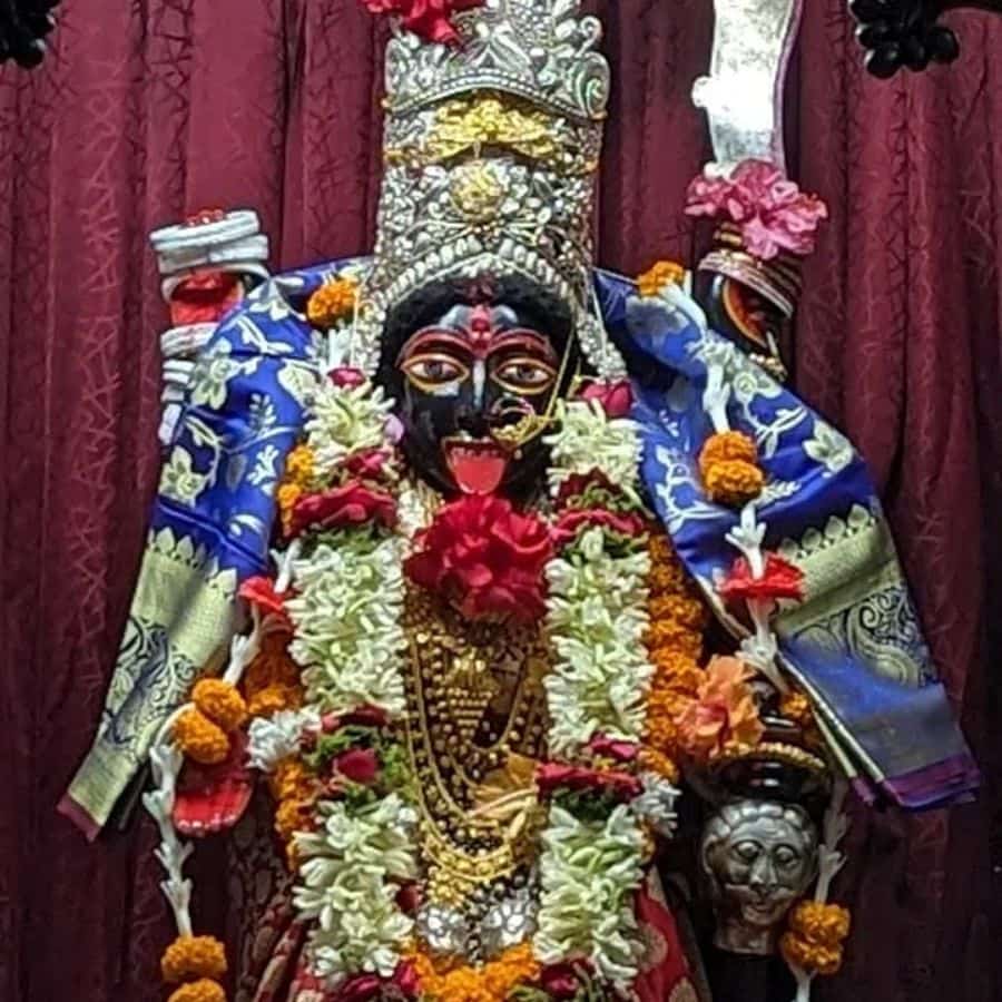 তন্ত্রশাস্ত্র বলে, শক্তিপূজার প্রকরণে মদ্য, মাংস, মৎস, মুদ্রা ও মৈথুন- এই পঞ্চতত্ত্ব  আবশ্যক। পঞ্চতত্ত্ব ছাড়া পুজো করলে সেই পুজোয় সাধক, উপাসক বা ভক্ত কাঙ্খিত ফল তো পায়-ই না বরং পদে পদে বিপদে পড়ে। পঞ্চ ম-কারের সাধনফল অসীম। পঞ্চ ম-কারকেই পঞ্চ তত্ত্ব বলে। মদ্য তথা কারণ-ই প্রথম তত্ত্ব। 