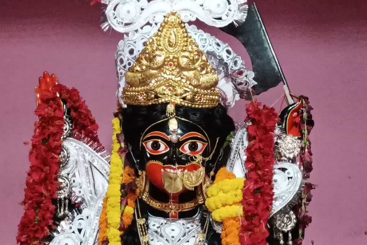 মহানির্বাণ তন্ত্রে বলা হয়েছে, "গৌড়ী পৈষ্টি তথা মাধবী ত্রিবিধা চোত্তমা সুরা। সৈব নানাবিধা প্রোক্তা তালখর্জুরসম্ভবা।।