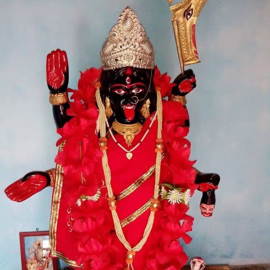 গৌড়ী অর্থাৎ গুড় জাত মদ্য, পৈষ্টি অর্থাৎ পিষ্টক জাত মদ্য, মাধবী অর্থাৎ মধুজাত মদ্য- শক্তির উপাসনায় এই তিন মদ্যই সেরা। 