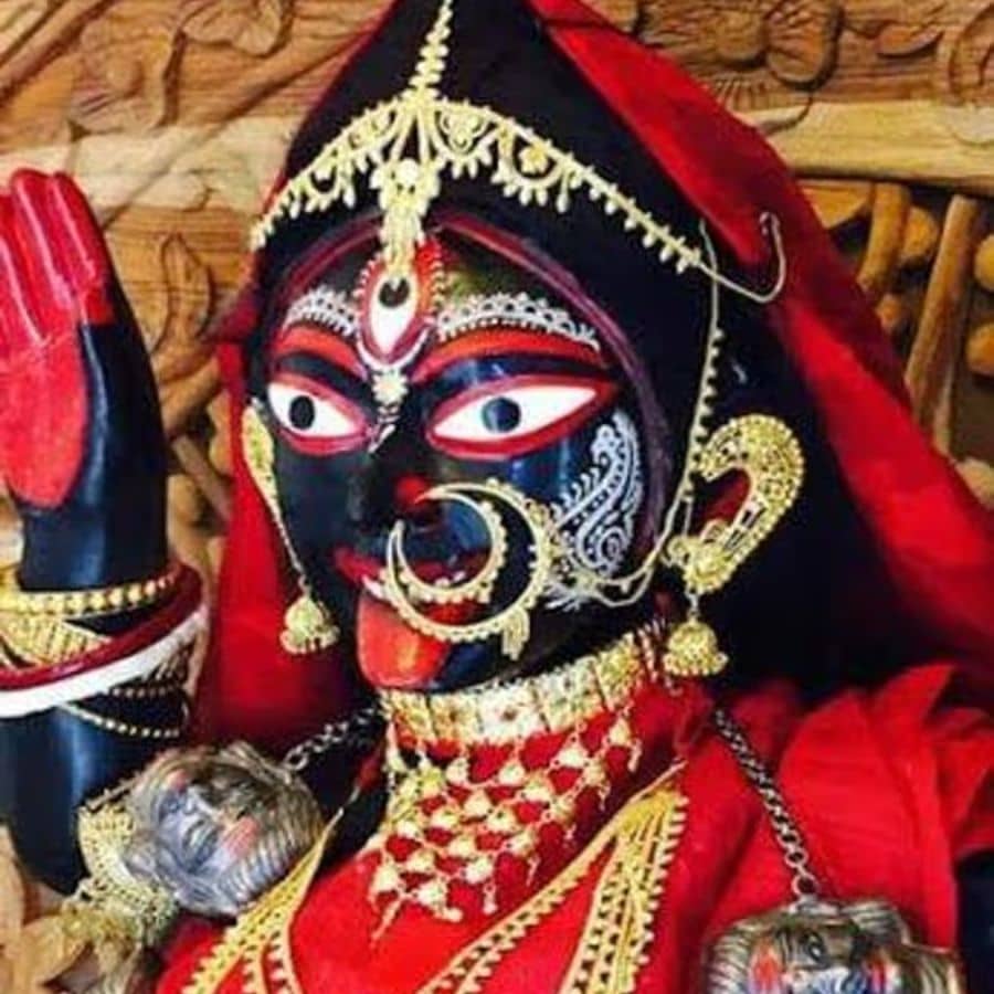 আদ্য তত্ত্ব অনুযায়ী- এই সেই মহৌষধি স্বরূপ, যার আশ্রয়ে নিখিল বিশ্বের জীব দুঃখ-ভোগ বিস্মৃত হয়। কিন্তু সাধকের পানের জন্য সাধনা নয়, সাধনার জন্যই পান।