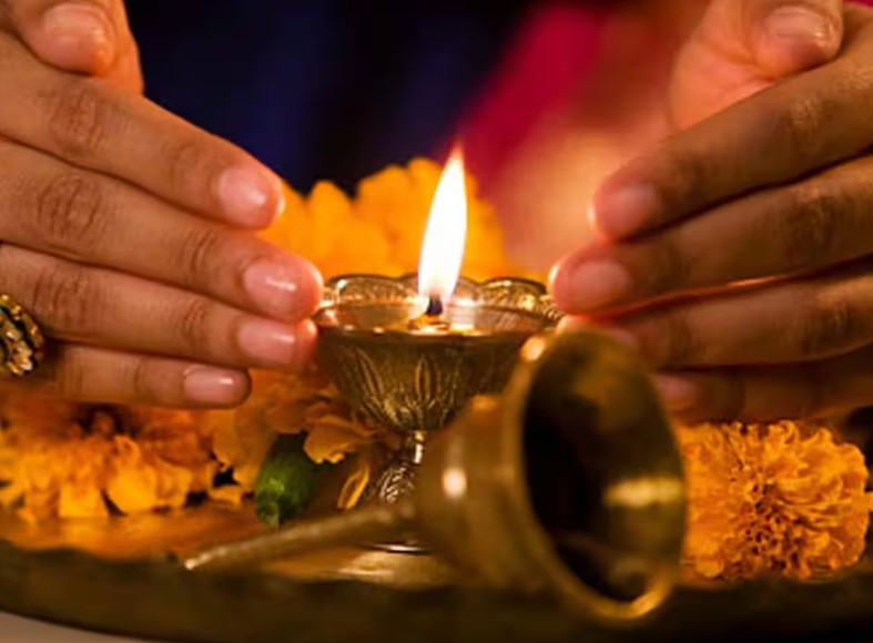 যমের দুয়ারে পড়ল কাঁটা! ভাই আমার, তোকে জানাই শুভ ভাইফোঁটা! (এই প্রতিবেদনটি ‘আনন্দ উৎসব’ ফিচারের একটি অংশ)।