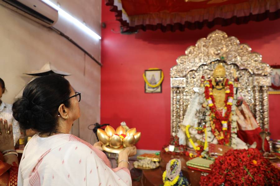 নৈহাটির বড়মা-এর মন্দিরে মুখ্যমন্ত্রী মমতা বন্দ্যোপাধ্যায়।