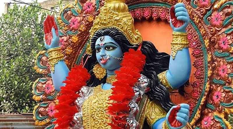 তন্ত্রসাধক কৃষ্ণানন্দ আগমবাগীশ রচিত বৃহৎ তন্ত্রসার অনুসারে এই দেবীর ধ্যানসম্মত মূর্তিটি হল: শ্মশানকালী দেবী কৃষ্ণবর্ণা। তিনি শ্মশানবাসিনী। চক্ষু রক্তপিঙ্গল বর্ণের।  আলুলায়িত কেশে দিগম্বররী ক্ষীণাঙ্গী , বাম হাতে মদ ও মাংসে ভরা পানপাত্র, তাঁর দক্ষিণ হাতে সদ্য কাটা নর মুন্ড। দেবী নরমাংসভোগিনী। তিনি ঘোর ভয়ঙ্করী।