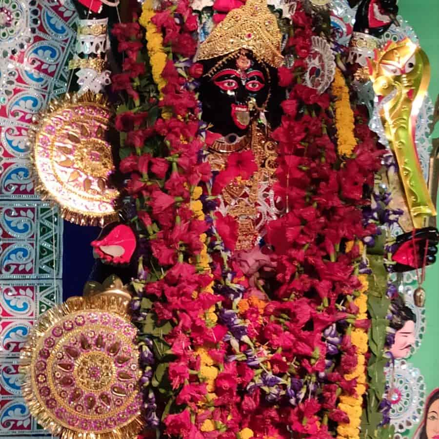 গৃহস্থের বাড়ির কালীপুজোতেও কারণবারির চল আছে।