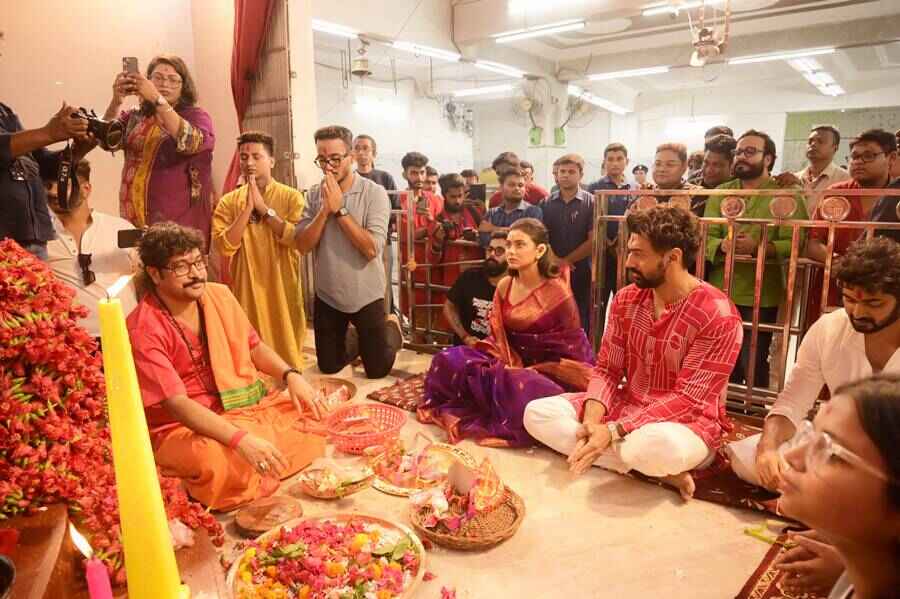 ‘রঘু ডাকাত’-এর মুক্তির আগে মন্দিরে ইধিকা পাল এবং দেব।