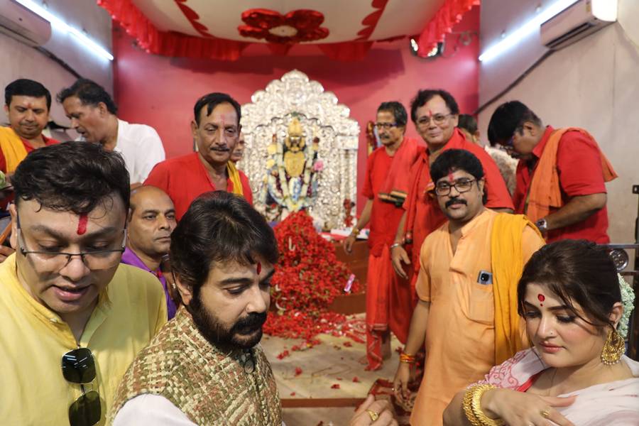 পরিচালক শুভ্রজিৎ মিত্র, প্রসেনজিৎ চট্টোপাধ্যায়, শ্রাবন্তী চট্টোপাধ্যায় বড়মা-এর কাছে।