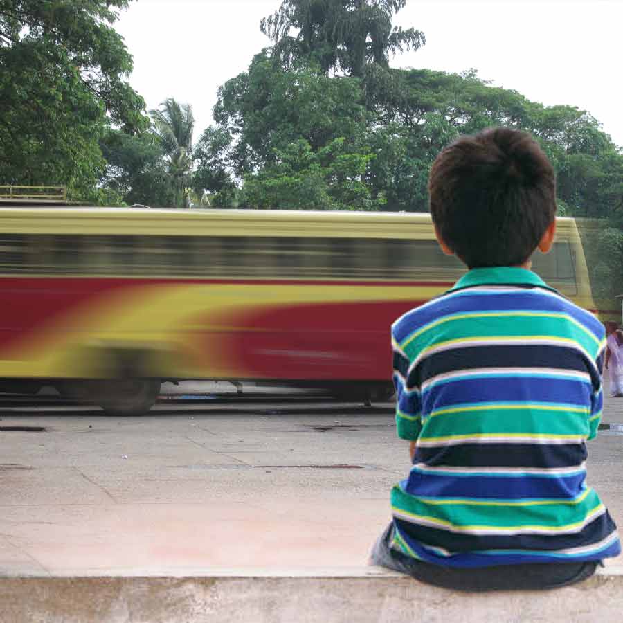 Five-year old boy was left on the roadside for not paying the school bus fee dgtl