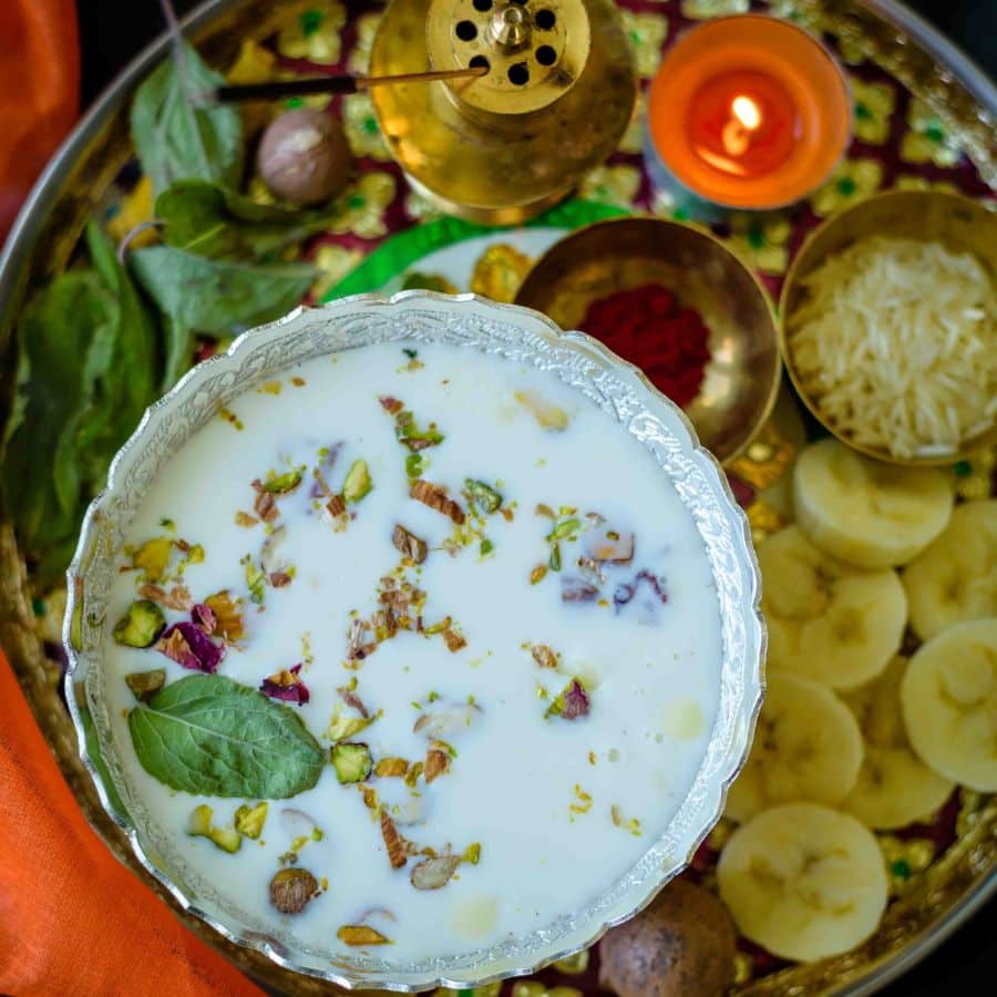  বৈষ্ণবদের পঞ্চগব্য অর্থাৎ দধি-দুগ্ধ-ঘৃত-গোমূত্র-গোময়ের ঠিক বিপরীতে দাঁড়িয়ে রয়েছে শাক্তদের মদ্য-মাংস-মৎস্য-মুদ্রা-মৈথুন। 