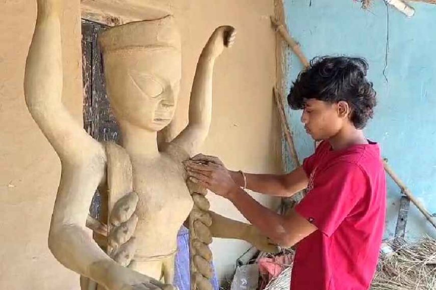  এই যেমন মুর্শিদাবাদ জেলার খড়গ্রাম থানার এড়োয়ালী গ্রামের রায়চৌধুরী পরিবার। বলা হয়, একটি নয়, দু’টি নয়, মোট ১৩টি কালীপুজো হয় এখানে।