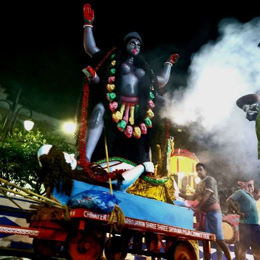 এ বারের কালীপুজোয় এক অনবদ্য থিম ভাবনায় তাদের মণ্ডপ সাজিয়ে তুলছে উত্তর কলকাতার গিরীশ পার্ক ৫ স্টার স্পোর্টিং ক্লাব। 