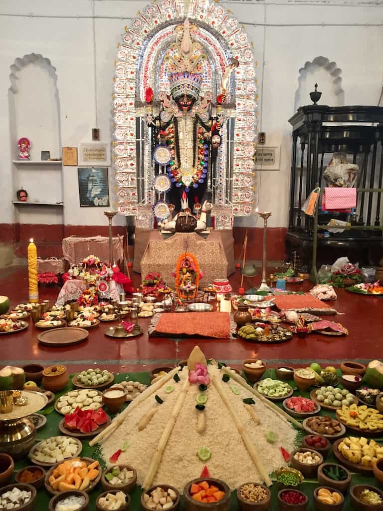  তবে এই পুজো রায়চৌধুরী পরিবারে ঠিক কত বছর আগে শুরু হয়েছিল, তা সঠিক জানা যায় না। কিন্তু জনশ্রুতি অনুযায়ী, প্রায় ৪০০ বছর আগে রাজা রামজীবন রায়ের হাত ধরেই নাকি প্রথম বার এই গ্রামে কালীপুজোর সূচনা হয়। 