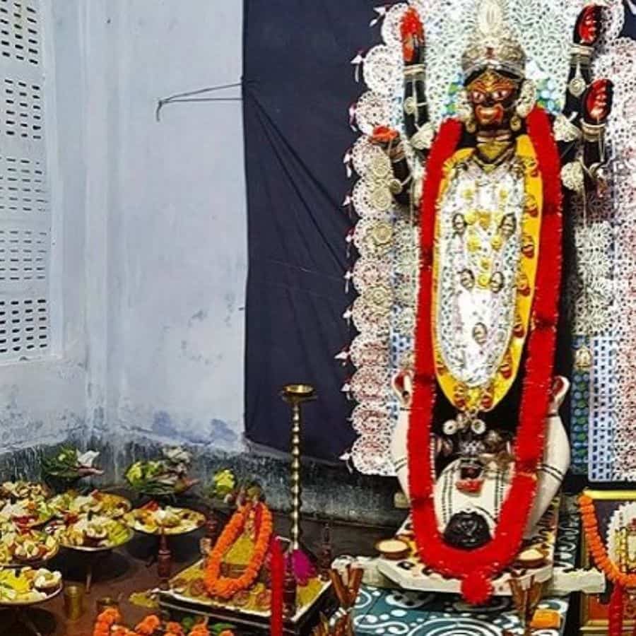  কথিত, সেই সময়ে বর্গী আন্দোলনের সময়ে গ্রামের মানুষদের মঙ্গল  কামনার জন্যেই এই পুজো শুরু করেন তিনি। 