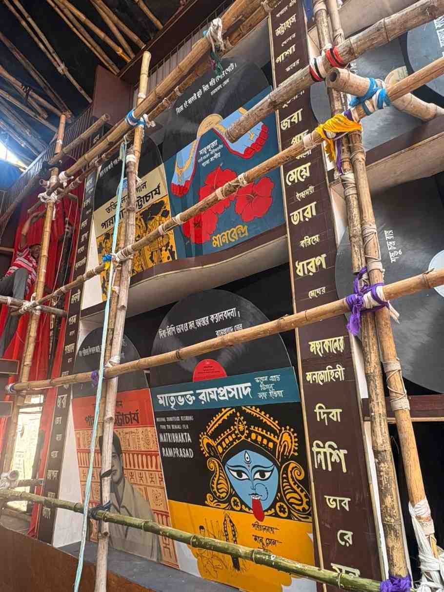 কালীপুজোর সমগ্র মণ্ডপটি সেজে উঠছে এই বঙ্গ সংস্কৃতির অন্যতম অঙ্গ শ্যামা সঙ্গীতের ঐতিহ্য ও আবেগে। 