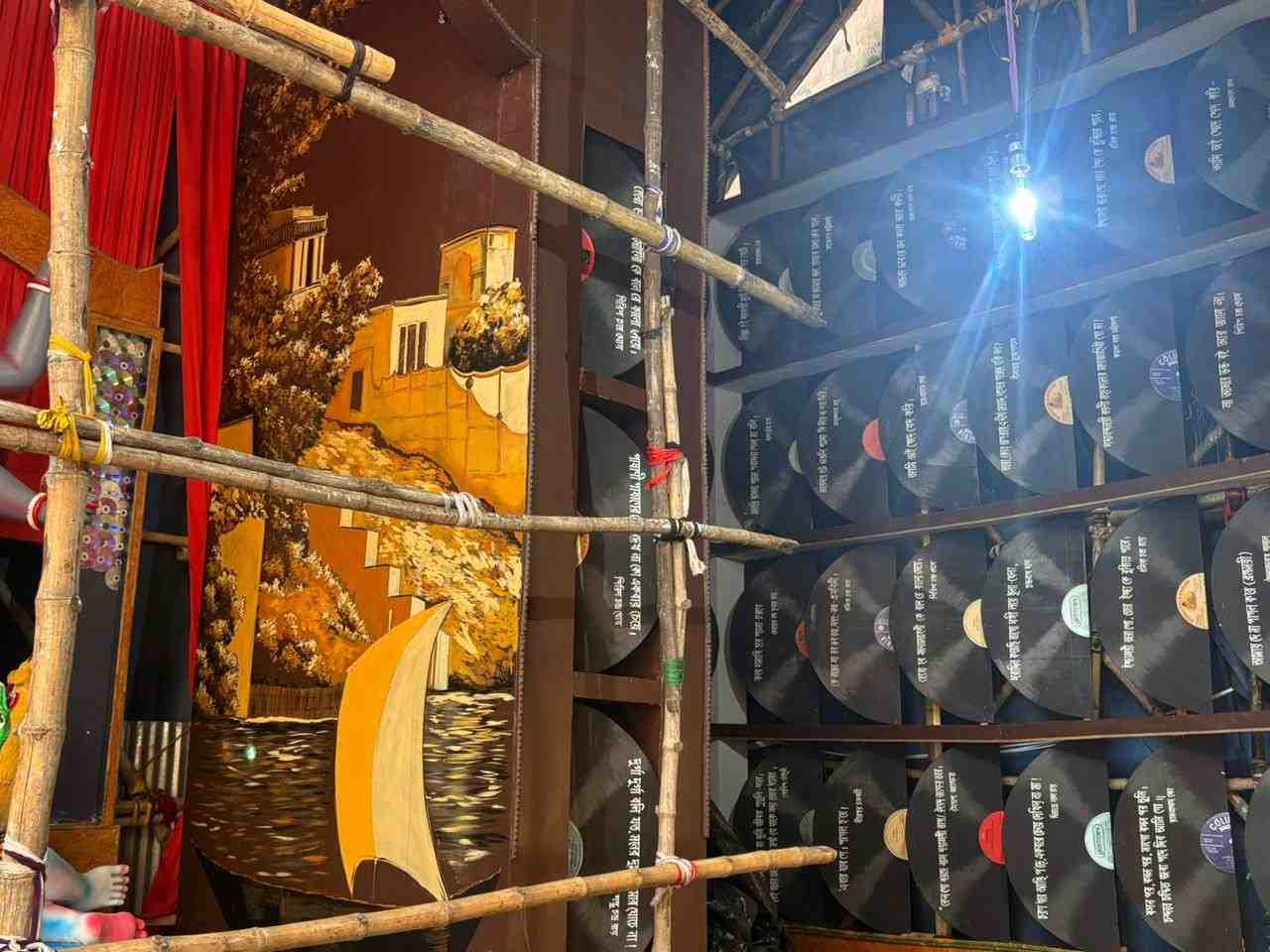 এই থিম ভাবনা ও তা রূপায়ণের প্রধান কারিগর হলেন শিল্পী দীপাঞ্জন দে।