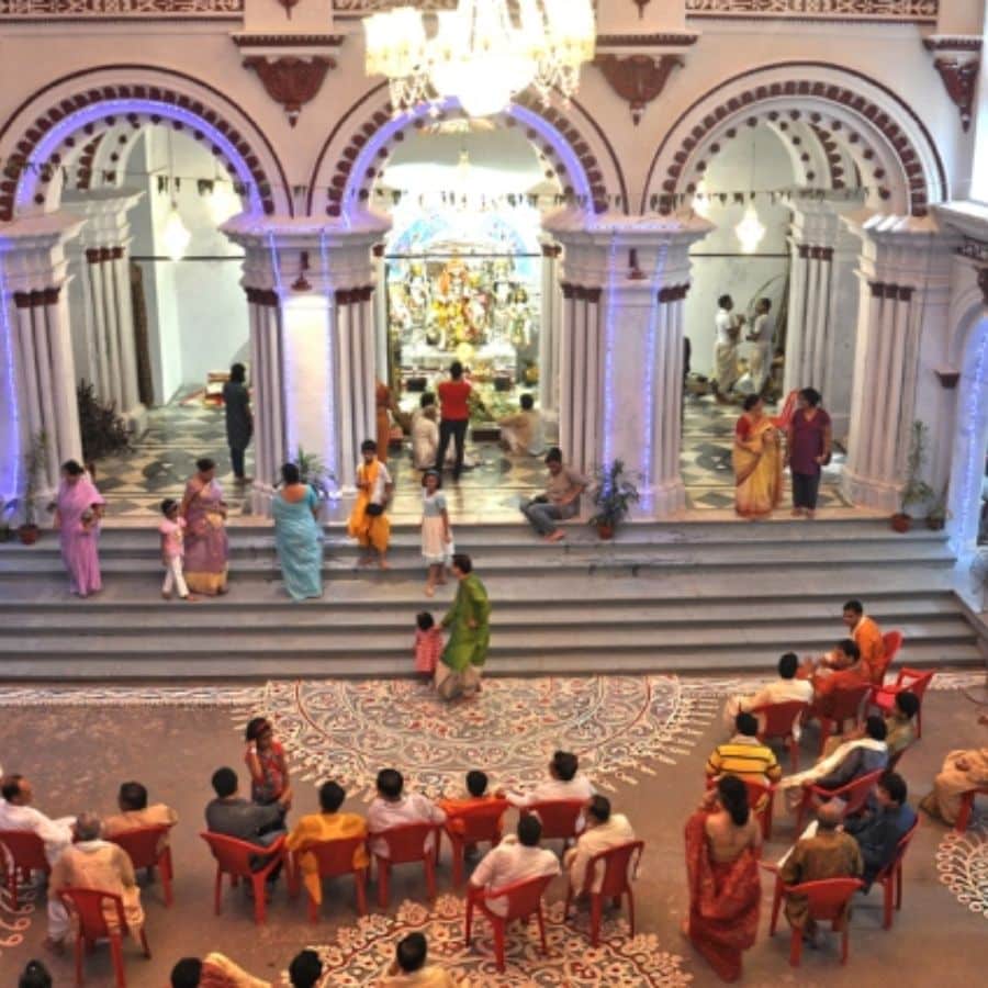 দেবীর আরাধনায় জাতি-ধর্ম নির্বিশেষে অংশ নেন সকলে।