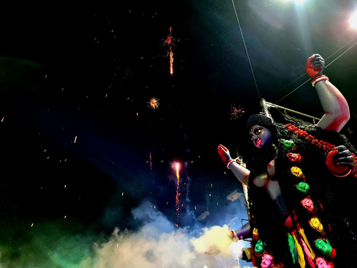 প্রযুক্তির হাত ধরে কখনও গ্রামোফোন, কখনও ক্যাসেট, আবার কখনও সিডি-তে মা কালীর সাধন ভজনের গান শুনেছে বাঙালি। 