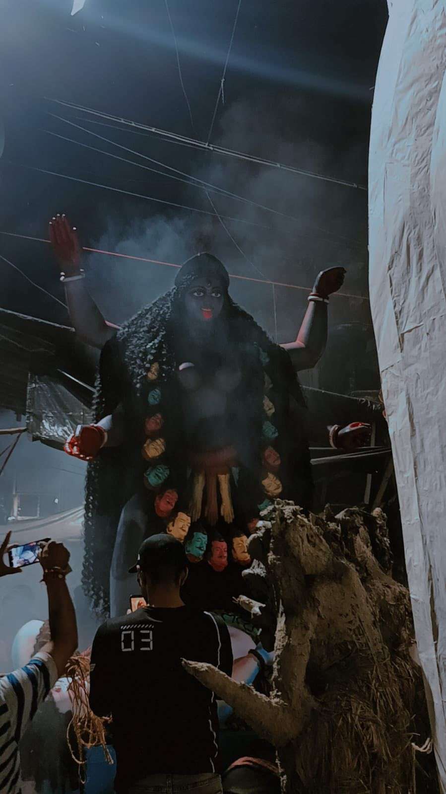 আর পাঁচটা পুজো মণ্ডপের মতোই এখানেও মূল কাঠামো নির্মাণ করতে বাঁশ, কাঠ, কাপড় প্রভৃতি ব্যবহার করা হয়েছে। 