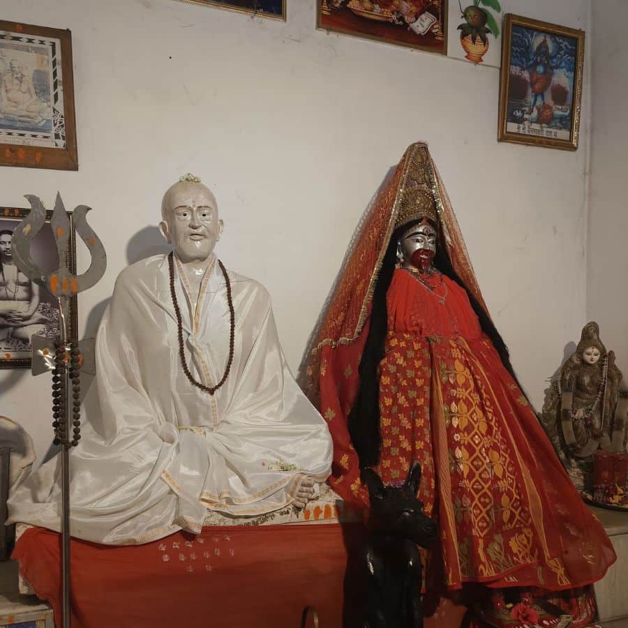 এই পুজোয় নাকি স্বয়ং বামাক্ষ্যাপা এসে তাঁদের পারিবারিক মন্দিরে পুজো করেছেন। 