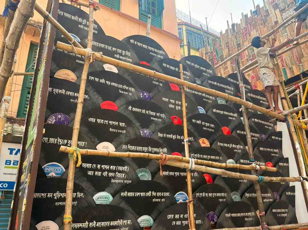 মণ্ডপের বহির্সজ্জায় ব্যবহার করা হয়েছে গ্রামাফোন রেকর্ডের অসংখ্য পেল্লায়-পেল্লায় সংস্করণ!