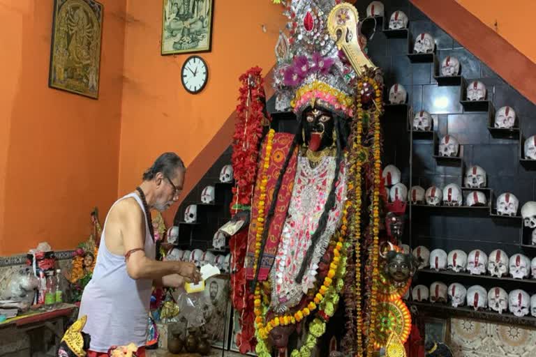  তথ্য বলছে, এই বাড়ির কালীপুজোয় বেশ কিছু অভিনবত্ব রয়েছে। 