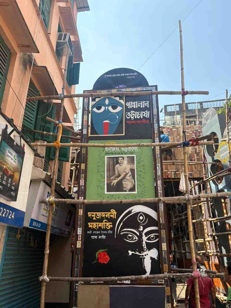 মণ্ডপ সজ্জার মাধ্যমেই পান্নালাল ভট্টাচার্য থেকে শুরু করে ধনঞ্জয় ভট্টাচার্যের মতো বরেণ্য শিল্পীদের শ্রদ্ধা জানানো হয়েছে। 