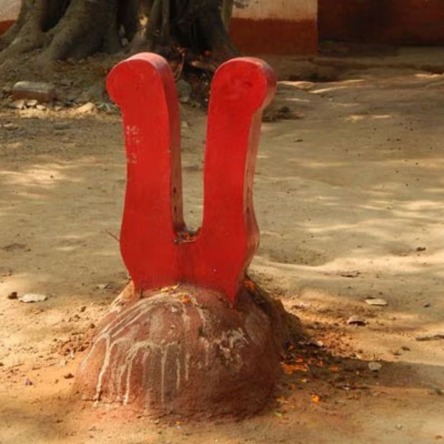 এখনও মেষ এবং মোষ বলিদান হয় এখানে। 