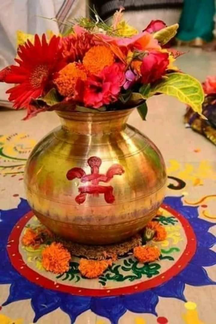  দেবীর ঘটে ঢালা হয় জলের পরিবর্তে ‘কারণবারি’। 