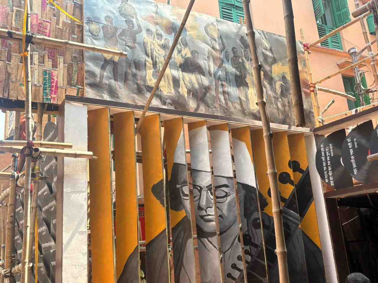 বাদ যাননি কবি কাজী নজরুল ইসলাম থেকে শুরু করে অন্যান্য কিংবদন্তী কালীভক্ত স্রষ্টা তথা শিল্পীরাও।   (এই প্রতিবেদনটি ‘আনন্দ উৎসব’ ফিচারের একটি অংশ)।