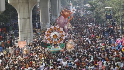 পুজোর শোভাযাত্রাতেও রয়েছে চমক। নিরঞ্জনের দিন সমস্ত প্রতিমাগুলি এক সঙ্গে বের হয় শোভাযাত্রার জন্য।  (এই প্রতিবেদনটি ‘আনন্দ উৎসব’ ফিচারের একটি অংশ।)