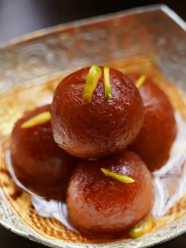 সিরা তৈরির পদ্ধতি হল - জল ও চিনি এক সঙ্গে মিশিয়ে গ্যাস অন করুন। চিনি গলে গেলে ৩-৪ মিনিট ফোটান। তাতে ছোট এলাচ ও জাফরান দিন। সিরা খুব ঘন বা বেশি পাতলা হবে না।