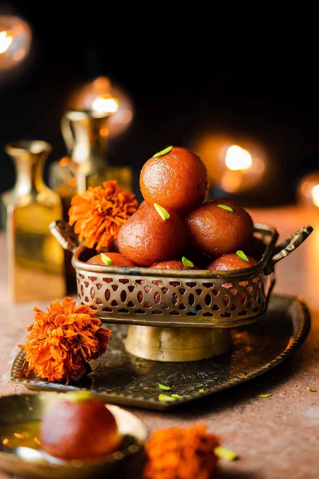 এর পর কড়ায় গাওয়া ঘি বা সাদা তেল হালকা গরম করুন। আঁচ একদম কম (লো ফ্লেম) রেখে জামুনগুলি (গোল করে পাকানো বলগুলি) ভাজতে থাকুন। 