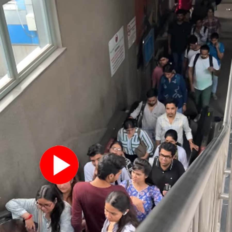 Video of young man holding another woman’s hand on escalator, his girlfriend got angry dgtl