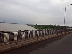 শহর থেকে ঢিল ছোঁড়া দূরত্বে আছে কোলাঘাট। সেখানকার কোনও হোটেলেও, থাকতে পারেন। রূপনারায়ণ নদীর শোভা, পুল সাইড পার্টি, আর মনোরম পরিবেশে দুটো দিন মন্দ কাটবে না। 