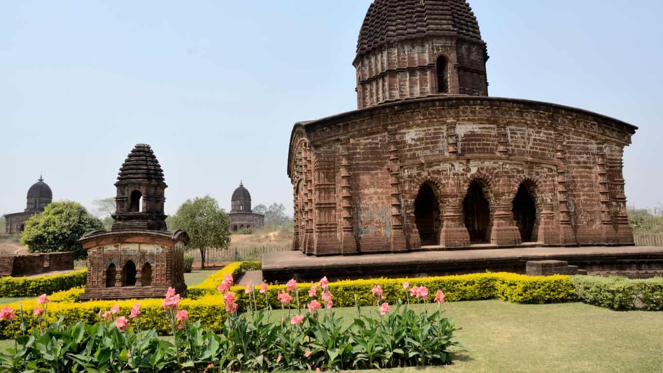 এ ছাড়া দু’দিনের জন্য বাঁকুড়া, বিষ্ণুপুর থেকেও ঘুরে আসতে পারেন। শব্দদানবের হাত থেকে বাঁচতে রাঙামাটির দেশ, শাল পিয়ালের জঙ্গল, পোড়ামাটির মন্দির, 'এসকেপ প্ল্যান' কিন্তু মন্দ নয়, কী বলুন? 