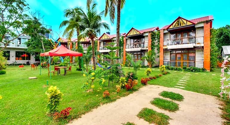 আর যদি মনে করেন শহরেই থাকবেন, আবার কোলাহল, বাজির আওয়াজ থেকে দূরে। তবে ঘটকপুকুরের কাছাকাছি একাধিক রিসোর্ট রয়েছে, রয়েছে মনোরম পরিবেশও। সেখান থেকেও ঘুরে আসতে পারেন। 