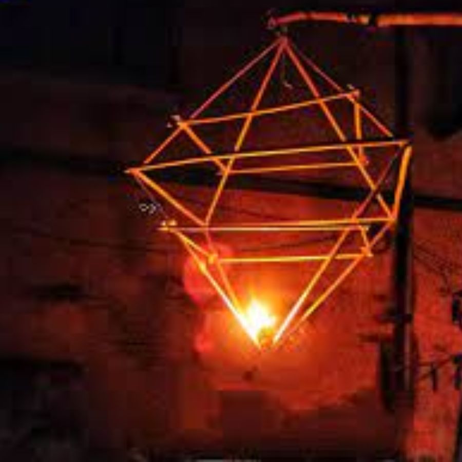  পূর্বপুরুষদের স্মৃতির উদ্দ্যেশ্যে শেষ কার্তিক পর্যন্ত গোটা এক মাস ধরে এ ভাবে দেওয়া হয় আলো। আশ্বিন মাসের সংক্রান্তি থেকে কার্তিক মাসের সংক্রান্তি পর্যন্ত।  