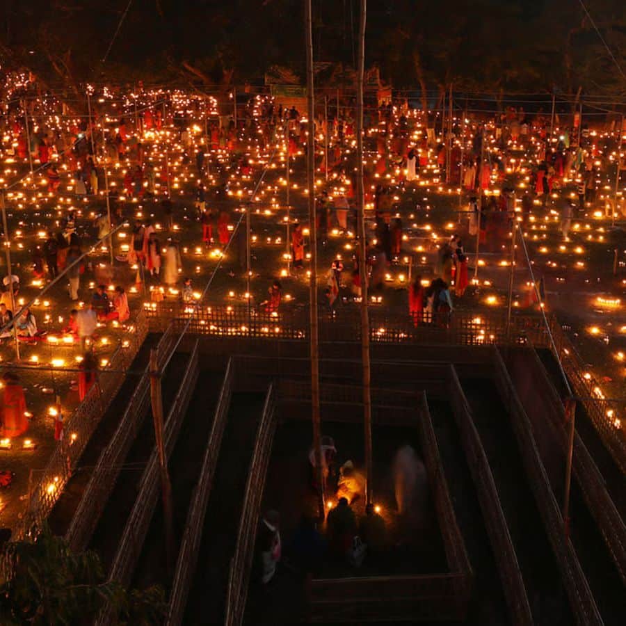 হিন্দু বিশ্বাস অনুযায়ী, আশ্বিন মাসের অমাবস্যায় মহালয়ার দিন পূর্ব পুরুষকে উদ্দেশ্য করে তর্পণ করা হয়। তার পরের একটা মাস তাঁরা ফিরে আসেন পৃথিবীর বুকে। উৎসবে সঙ্গী হন। উৎসব শেষ হলে দীপান্বিতা অমাবস্যায় আসে তাঁদের ফেরার ডাক। অনন্তের একলা পথে কে তাঁদের সঙ্গী হবে। তাই মর্ত্যের মাটিতে থাকা প্রিয়জনেরা তাঁদের পথে ভালবেসে জ্বেলে দেয় সাঁঝবাতি। সেই আলোকে সঙ্গী করে আকাশ গঙ্গায় মেশে হারানো স্বজন। 