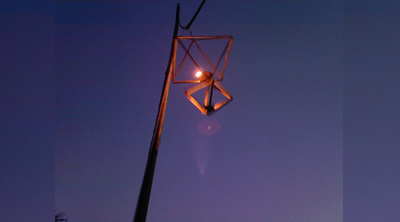 আকাশপ্রদীপ দেওয়ার সময় উচ্চারণ করা হয় মন্ত্র- ''আকাশে সলক্ষ্মীক বিষ্ণোস্তোষার্থং দীয়মানে প্রদীপঃ শাকব তৎ।''