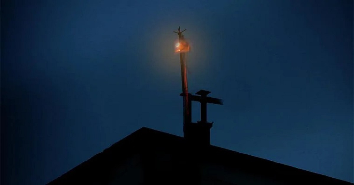 এই আলোর অর্ঘ্যে আবাহন করা হয় বিষ্ণুকেও। আকাশলোকে লক্ষ্মীর সঙ্গে অবস্থান করেন তিনি। বিষ্ণু পৃথিবীর পালক। জীবের জীবনে তাঁর অধিকার। মৃত্যুর পরে অবিনশ্বর জীবনেও অধিশ্বর তিনিই।