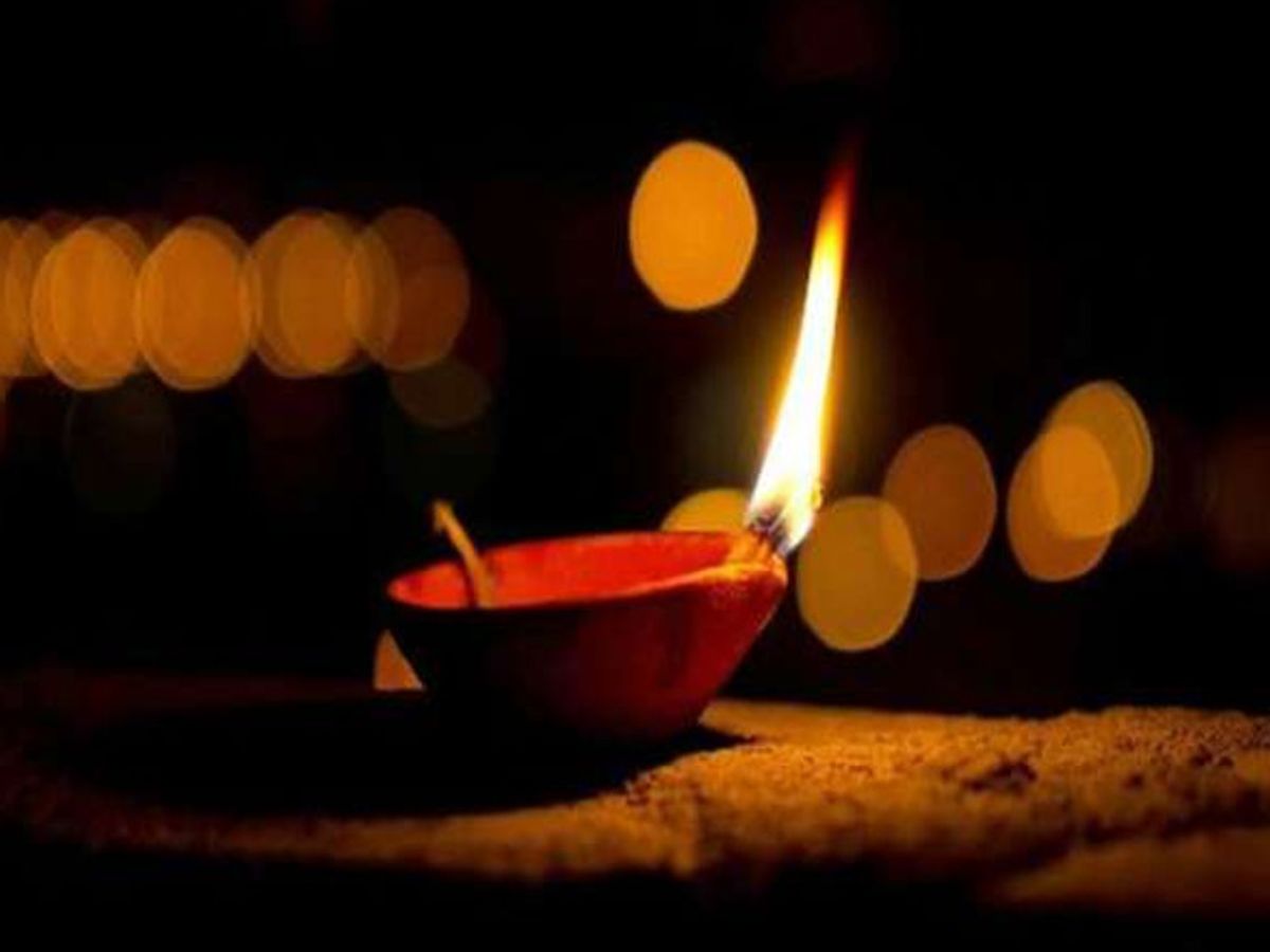 আকাশপ্রদীপ স্থাপনের সময়ে উচ্চারণ করা হয় -  ‘’নিবেদ্য ধৰ্ম্মার হরায় ভূম্যৈ দামোদরায়াপ্যথ ধৰ্ম্মরাজ, প্রজাপতিভ্যত্বথ সৎপিতৃভ্যঃ প্রেতেভ্য এবাথ তমঃ স্থিতেভ্যঃ।‘’ 