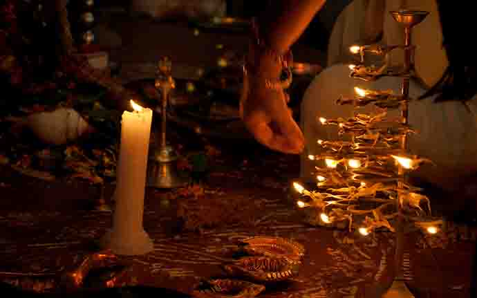 আকাশপ্রদীপ প্রজ্জলনের মাধ্যমে শুধুমাত্র লক্ষ্মী-নারায়ণকে তা নিবেদন করা হয় না। তার সঙ্গে আবাহন করা হয় পিতৃলোক, প্রেতলোকে থিতু হওয়া পূর্বপুরুষদেরও। যাতে তাঁরা সেই আলোর চিহ্ন দেখে আশীর্বাদ দিতে আসতে পারেন উত্তরসূরিদের। 