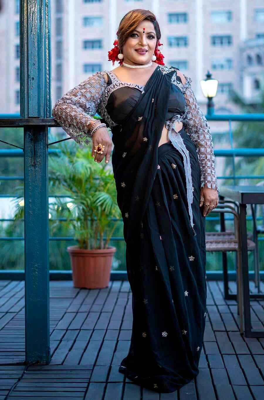 চেনা ভঙ্গিতে পাপিয়া অধিকারী।