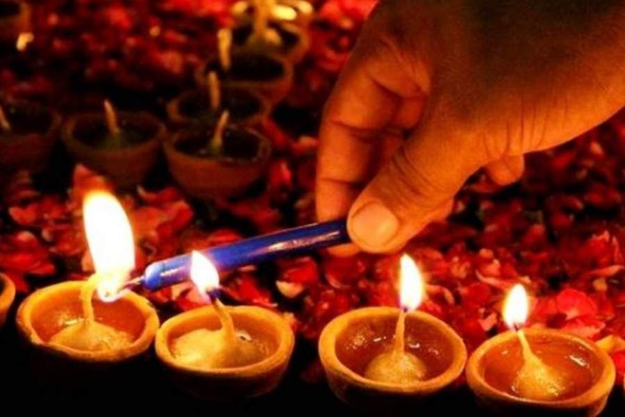 আবার কেউ কেউ বলেন, কালীপুজোর আগের দিন সন্ধ্যায় পিতৃপক্ষ ও মাতৃপক্ষের পূর্বপুরুষেরা আসেন মর্ত্যলোকে। তাঁদের সন্তুষ্ট করার জন্যেই নাকি এই নিয়ম। 