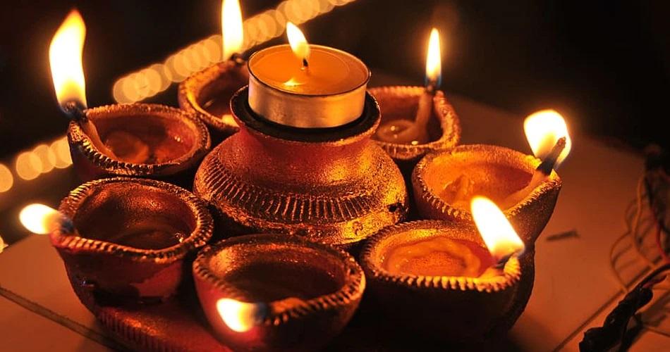  তা অবশ্য নানা মুনি নানা মত পোষণ করতেই পারেন। কিন্তু জানেন কি, ঘরের মধ্যে যথার্থ স্থানে এই প্রদীপ রাখা খুবই গুরুত্বপূর্ণ।