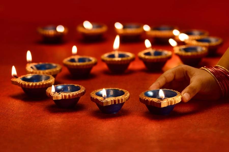 কোথায় কোথায় দিতে হয় এই ১৪ প্রদীপ? 