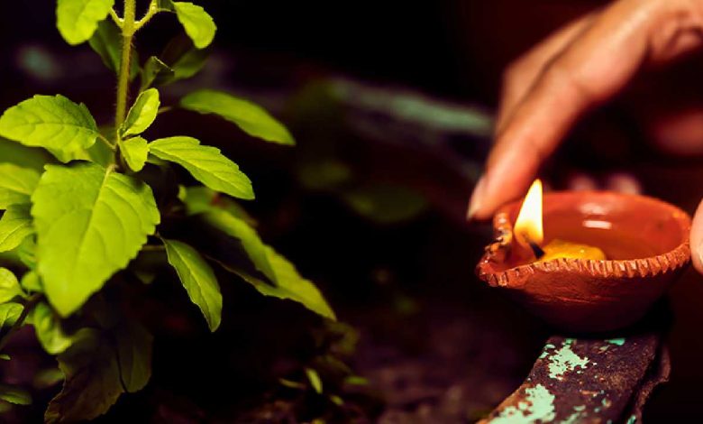 বাড়িতে তুলসীমঞ্চ রয়েছে? সেটাও একটি পবিত্র স্থান। একটি প্রদীপ রাখুন তুলসীমঞ্চের কাছেও। 