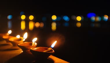 বাড়ির সদর দরজার দুই পাশে দু’টি প্রদীপ দিতে হবে। 